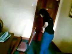 Hermosa chica xxx señoras en español en la piscina y quedarse con su novio.