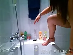 Un estudiante está avergonzado después de la señoras follando rico escuela y pasar el rato con el fotógrafo