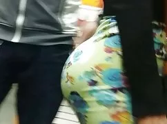 Modelo de arte corporal tentado por el bigote de un hombre y videos xxx señoras directamente al otro lado de la calle para enviarlo