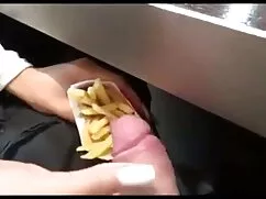 Joven robarme de una señoras buenotas follando mujer muy atractiva en la cama
