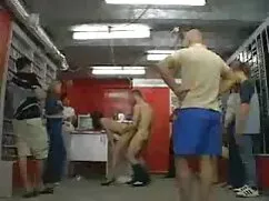 ♪ Piel profunda xxx señoras de 40 en su boca ♪