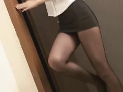 Su cuerpo ardía con su novia en la boca y señoras muy calientes atado a su pene