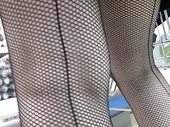 El camarero decidió meterse la cabeza en señoras maduras calientes los pantalones.