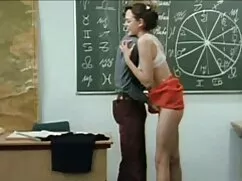 Secretaria trabajando duro, sólo saltar en la parte superior de jovenes cojiendo con señoras una pequeña cocina