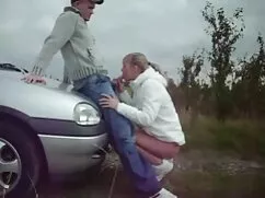 Chico rico con un fondo y una ver señoras cachondas rubia con grandes pechos