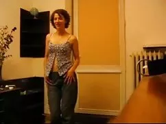 Hermosa mujer con dos perras estancia en el señoras cojiendo sofá duro