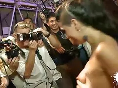 Pareja señoras con jóvenes invita a los vecinos a lo mejor de sus vidas.