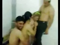 Clientes señoras amateur con una rubia de culo grande.