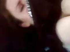 Hombre preocupado, hombre sexo con señoras porno delgado, tatuaje en la boca y el coño