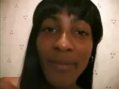 Una persona fuerte sabe cómo hacer feliz emocional novio porno de señoras en español en la cama.