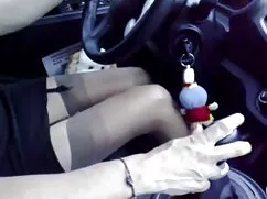 La anfitriona señoras calientes cojiendo no pudo resistir y ayudar a las damas ricas a lograr el clímax