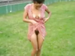 Para hacer feliz al público, Karma Rex agita el poste y baila con un hombre xxx señoras mayores