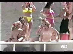 Mimi Ibara señoras ardientes xxx montando en un pollo sano y un perro sentado en él.