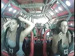Rubia en un coche de policía delante de la policía con un chico chupando pollas lindas señoras xxx