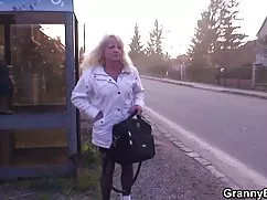 Chica encantadora muerta con un sombrero videos porno gratis señoras con un condón.